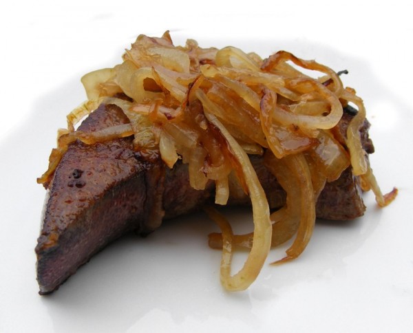 Pig's_liver_with_sauteed_onion.jpg